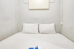 Voodi või voodid majutusasutuse Marson Interkota Residence Mitra RedDoorz toas