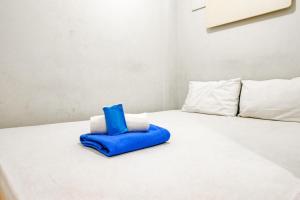 A bed or beds in a room at Marson Interkota Residence Mitra RedDoorz Még 22 kép