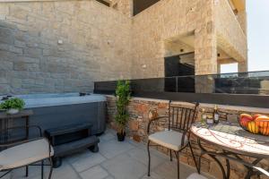 Balkón nebo terasa v ubytování TEONA Luxury Studio Apartment with jacuzzi and terrace sea view