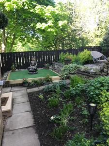 un jardín con una fuente y una valla en Darceys in the Yard, en Hornsea