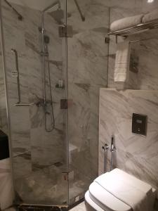 Koupelna v ubytování InnB Park Hotel