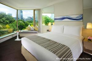 Кровать или кровати в номере The Royal Pacific Hotel & Towers