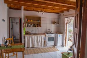een keuken met een wastafel en een fornuis top oven bij Casa Madre Tierra in La Pared