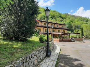 Foto dalla galleria di Logis Hotel Restaurante La Casa de Juansabeli a Arenas de Cabrales