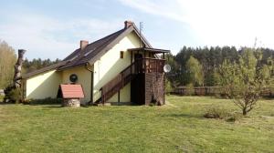 a small house in a field with a yard at Gospodarstwo Agroturystyczne Aniela in Piecki