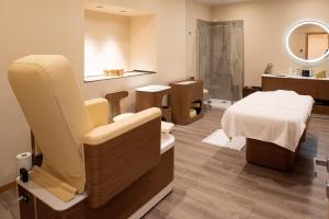 a hospital room with a bed and a mirror at Golf Cà Degli Ulivi in Costermano +37 photos