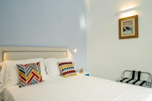 Кровать или кровати в номере Grecale - amazing apartment with patio and sea view