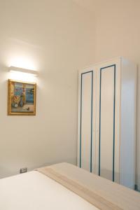 Кровать или кровати в номере Grecale - amazing apartment with patio and sea view