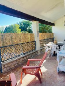 Ein Balkon oder eine Terrasse in der Unterkunft Bel Appartement calme dans villa Provençale