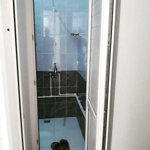 baño con ducha y puerta de cristal en Azimut en Jalal-Abad
