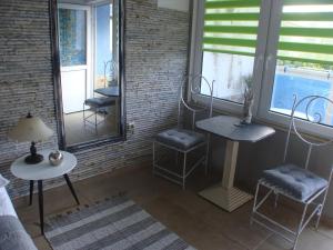 ヤストシェンビャ・グラにあるK 2のテーブル2台、椅子2脚、窓が備わる客室です。