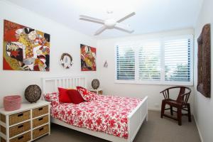 1 dormitorio con 1 cama y ventilador de techo en Saltwater 5 - sleeps 8 - pet friendly, en Point Lookout