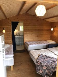 Giường trong phòng chung tại Stuga utanför Fjällbacka