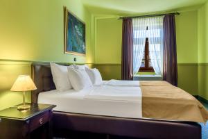 Postel nebo postele na pokoji v ubytování Hotel Bitoraj Fužine