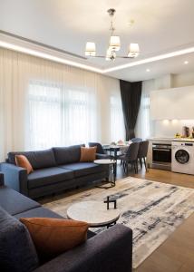 - un salon avec des canapés et une salle à manger dans l'établissement Garlon Residence, à Istanbul