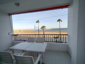 ペニスコラにあるApartamento céntrico en primera linea de playaのビーチを望むバルコニー(テーブル、椅子付)