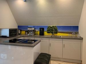 Köök või kööginurk majutusasutuses Sonnerwachen, Ferienwohnung für 2 Personen in DE FEERJENHUSEN am Haubarg von Vollerwiek Fertigstellung März 2021 +27 fotot