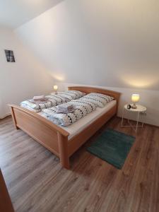 1 dormitorio con 1 cama grande con alfombra verde en Ferienwohnung-Tomme en Wulfen auf Fehmarn