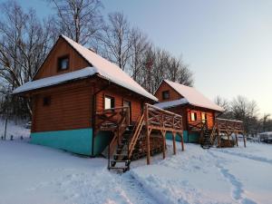 2 cabañas de madera con nieve en Drevenica Karolína, en Bobrovec