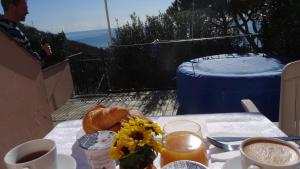- une table avec une assiette de nourriture et une boisson dans l'établissement La Casa dei Limoni, à Gênes