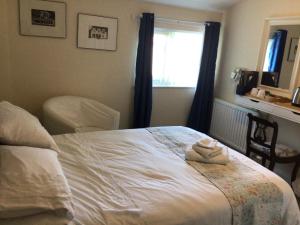 A bed or beds in a room at Abbotsford B&B 