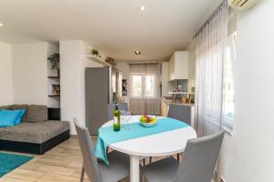 Η κουζίνα ή μικρή κουζίνα στο Apartments Maksim and Timon