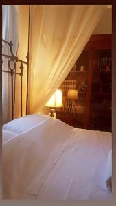 Un pat sau paturi într-o cameră la Cosmema House 1 Hot tub and swimming pool villa