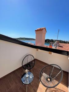2 sedie su un balcone con vista sull'oceano di Villa Nea a Rovigno (Rovinj)