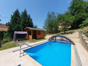 una piscina en un patio con cenador en Luxury Private Villa With Pool, en Ústí nad Labem