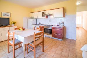 Kuchyňa alebo kuchynka v ubytovaní Apartments Ana S