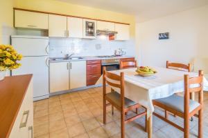 Kuchyňa alebo kuchynka v ubytovaní Apartments Ana S