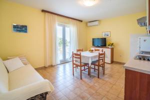 Kuchyňa alebo kuchynka v ubytovaní Apartments Ana S