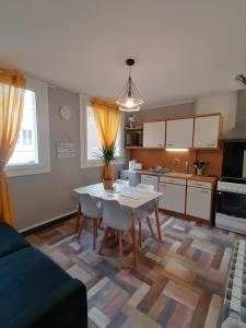Ô bord de L' eau في لو تريبور: غرفة معيشة مع طاولة ومطبخ