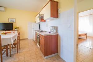 Kuchyňa alebo kuchynka v ubytovaní Apartments Ana S
