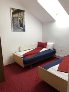 En eller flere senge i et værelse på Casa Tora Tasnad