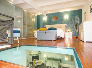 The swimming pool at or close to Casa del Moro - romantic loft in Trastevere