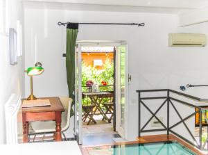 The swimming pool at or close to Casa del Moro - romantic loft in Trastevere