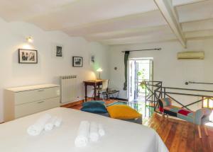 A bed or beds in a room at Casa del Moro - romantic loft in Trastevere