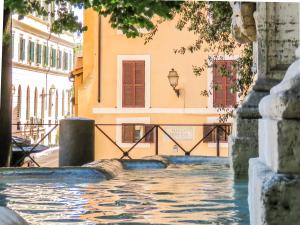 The swimming pool at or close to Casa del Moro - romantic loft in Trastevere