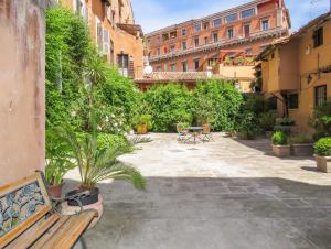 A garden outside Casa del Moro - romantic loft in Trastevere