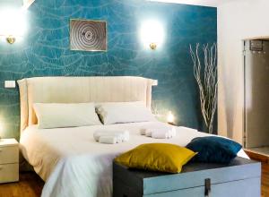 A bed or beds in a room at Casa del Moro - romantic loft in Trastevere