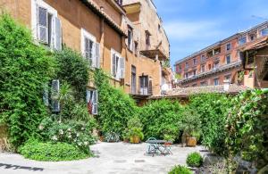 A garden outside Casa del Moro - romantic loft in Trastevere