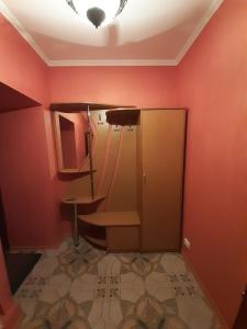 La salle de bains est pourvue d'un lavabo et d'un bureau. dans l'établissement 2-x Apartments Center Wi-Fi около Площади, à Tchernihiv