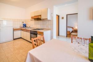 Kuchyňa alebo kuchynka v ubytovaní Apartments Ana S