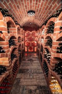 uma sala cheia de garrafas de vinho numa parede de tijolos em Penzion V Pohádce em Velké Pavlovice