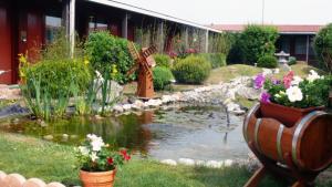 Сад в Hotel Restaurant Les Jardins D'Epône