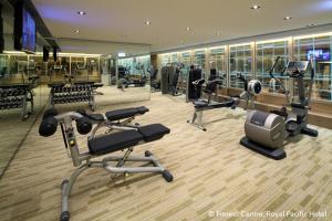 een fitnessruimte met cardio-apparatuur in een gebouw bij The Royal Pacific Hotel & Towers in Hong Kong