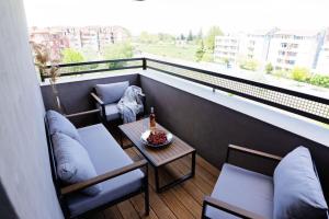 einen Balkon mit 2 Stühlen, einem Tisch und einem Fenster in der Unterkunft Amara Sugar Hotel in Sonnenstrand