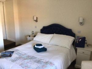 A bed or beds in a room at Abbotsford B&B 