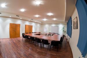 sala konferencyjna z dużym stołem i krzesłami w obiekcie Hotel Centrum w Bydgoszczy +37 zdjęć